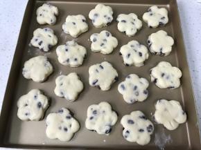 取出放入不粘烤盘，剩余的面团继续揉成团，再擀平，按出花型，重复到面团用完。此时预热烤箱，上下火200度。