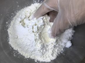 捏碎，搓匀，戴上手套是为了不粘手