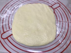 将面团铺开，擀成方形