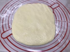 将面团铺开，擀成方形