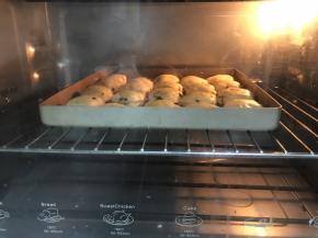 放入烤箱中层，200度上下火，烘烤13-15分钟。具体温度参考自己家烤箱脾气。