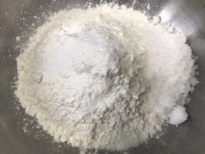 倒入过筛好的低筋粉、泡打粉，盐和细砂糖