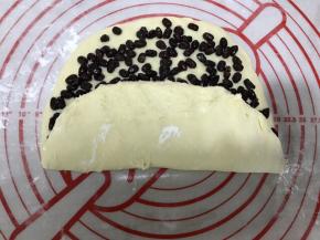 将下部分没有铺蜜豆的面团向上折