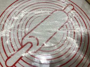 不粘垫上撒手粉