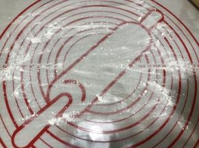 不粘垫上撒手粉