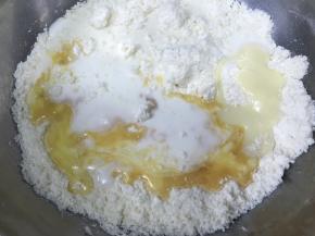 加入牛奶、炼乳和蛋液，牛奶的量可以先加入3/4，感觉不好揉在酌情添加，因为面粉吸水性不同，不能确保都一样。
