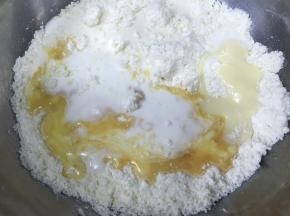 加入牛奶、炼乳和蛋液，牛奶的量可以先加入3/4，感觉不好揉在酌情添加，因为面粉吸水性不同，不能确保都一样。
