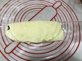 将面团翻面，底部朝上