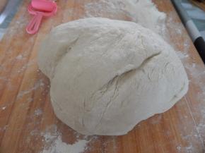 800克面团加入清水加入里酵母柔成面团发好