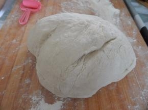 800克面团加入清水加入里酵母柔成面团发好