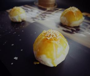 放入预热好的烤箱，上下火180度烤25分钟