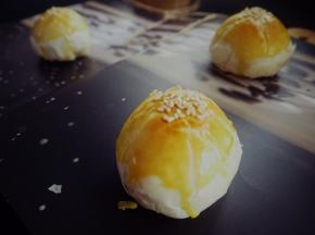 放入预热好的烤箱，上下火180度烤25分钟
