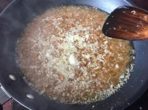 翻炒均匀让其煸香