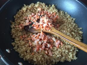 加入虾仁粒一起炒去水分