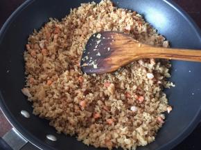 开火放入菜脯炒去水分