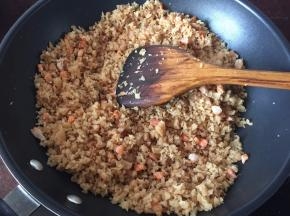 开火放入菜脯炒去水分