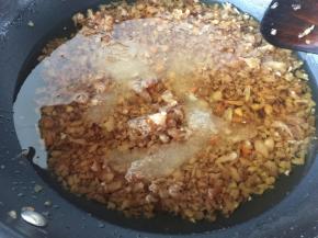 加入白砂糖、生抽、盐翻炒均匀