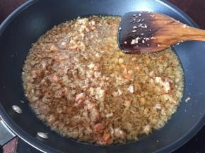 加入适量植物油煸香