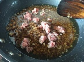 喜欢鲜甜的可以加适量肉末一起煸至肉末干即可（不加肉的也可以）