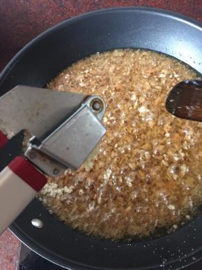 差不多好后压入蒜泥继续煸香
