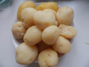 小土豆放锅里煮好去皮