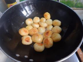 一面煎金黄翻面