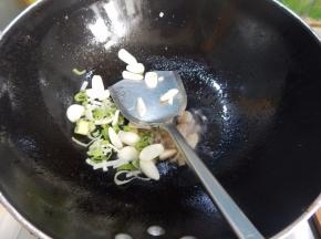 在加入葱姜炒香