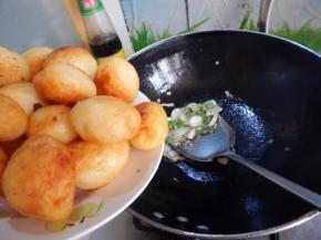 加入煎过的土豆