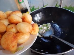 加入煎过的土豆
