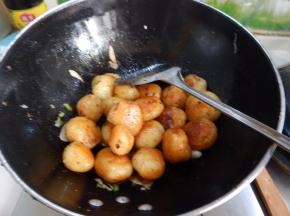 炒至土豆入味