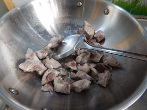 锅里加入油加入排骨