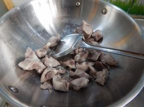 锅里加入油加入排骨