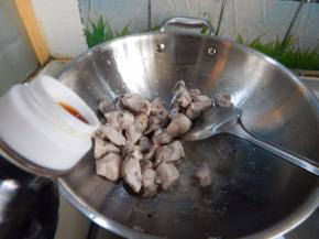 炒表面焦黄在加入生抽