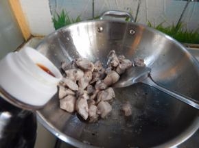 炒表面焦黄在加入生抽