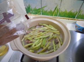 加入五香粉煮20分钟