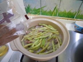 加入五香粉煮20分钟