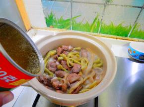 出锅前加入鸡精