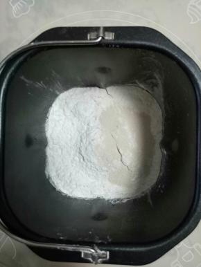 把液体和盐放在面包桶的最下层，中间是粉类，最上面是酵母，开启揉面模式25分钟，以后再揉一次25分钟，共50分钟至完全扩展阶段