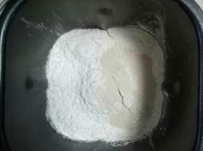 把液体和盐放在面包桶的最下层，中间是粉类，最上面是酵母，开启揉面模式25分钟，以后再揉一次25分钟，共50分钟至完全扩展阶段