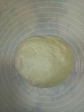 拿出面团，稍稍排气