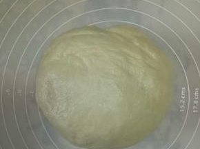 拿出面团，稍稍排气