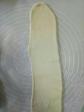 拿出面团，竖放，再次擀长