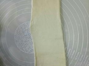 拿出面团，竖放，再次擀长