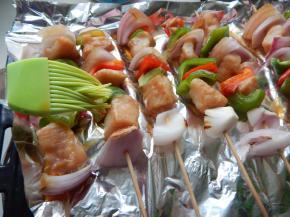 在刷上一层烤肉料