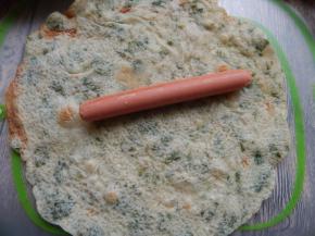 然后在拿一块煎好的饼卷起来