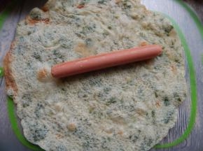 然后在拿一块煎好的饼卷起来