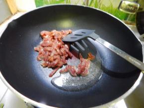 锅里加入油加入腌好的猪肉