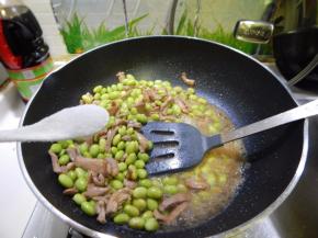 加入水及盐煮一会儿