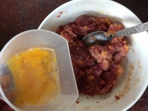 然后分3次加入鸡蛋液拌均