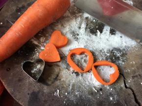 用心形模具在胡萝卜上印个心形